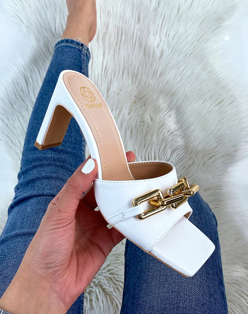 Mules à talon blanches à chaîne dorée