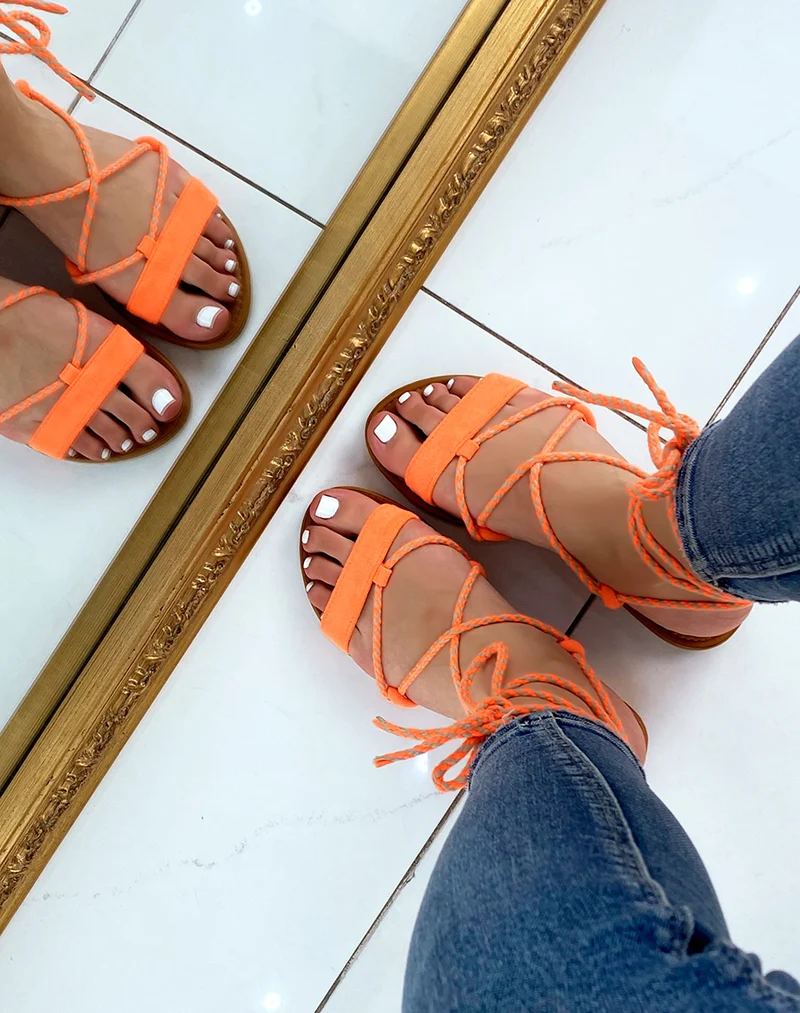 Nu-pieds oranges en suédine à longues lanières bicolores