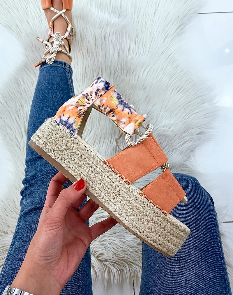 Compensées pêches à motifs fleuris à lacet et semelle en toile de jute