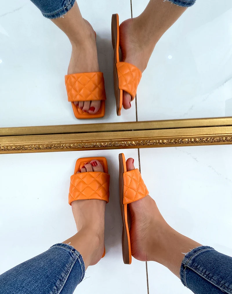 Mules plates orange matelassées