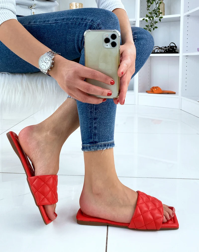 Mules plates rouges matelassées