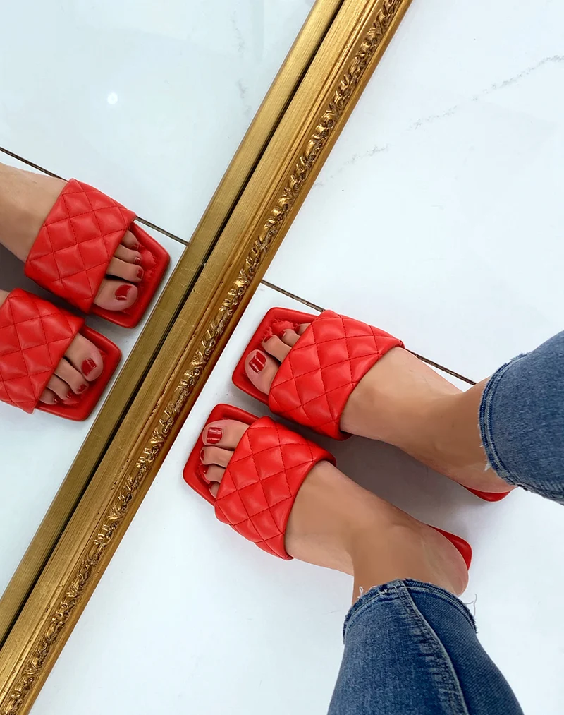 Mules plates rouges matelassées