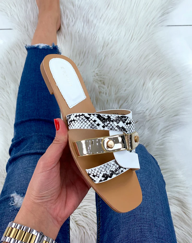 Mules plates blanches à brides entremêlées et détails python et dorés