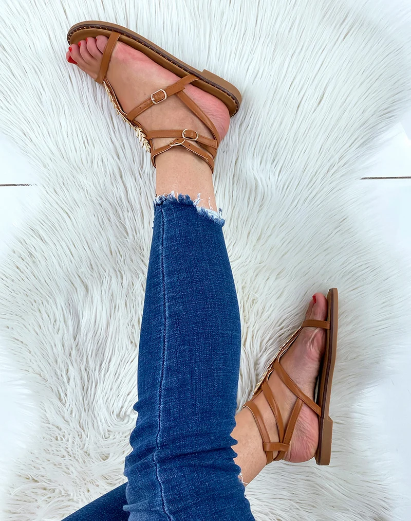 Nu-pieds camel avec détail en forme de feuille dorée