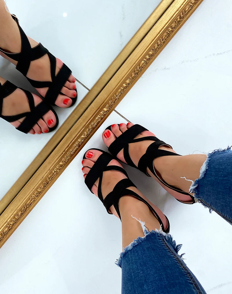 Sandales à talon noires en suédine à multiples brides