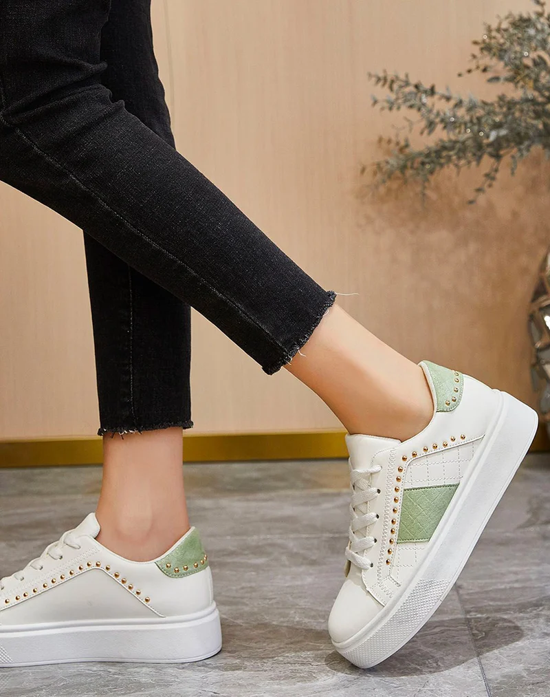 Basket blanche cloutée à empiècements verts