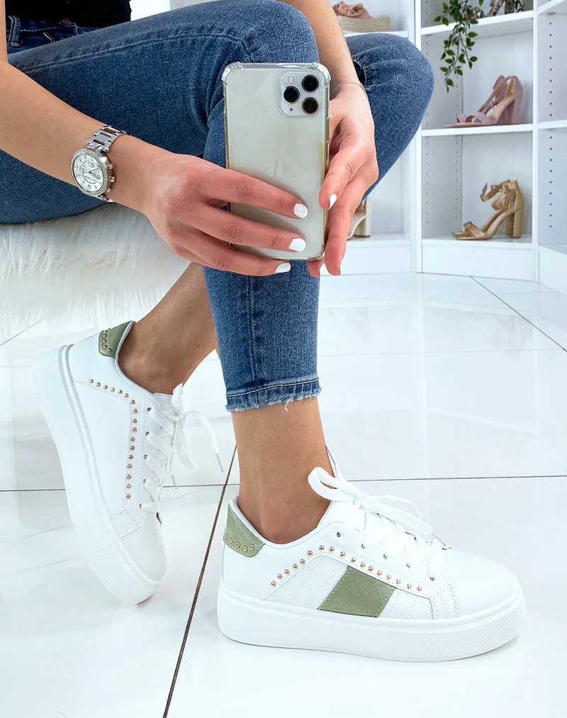 Basket blanche cloutée à empiècements verts