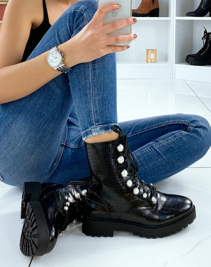 Bottines montantes lacées noires effet croco perlées