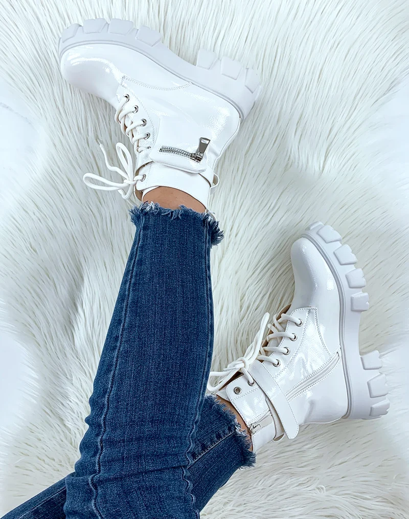 Bottines semelles crantées vernies blanches à pochette