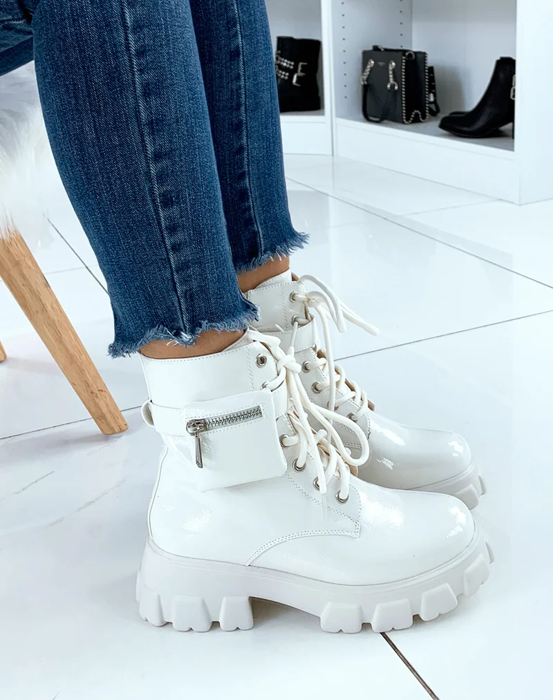 Bottines semelles crantées vernies blanches à pochette