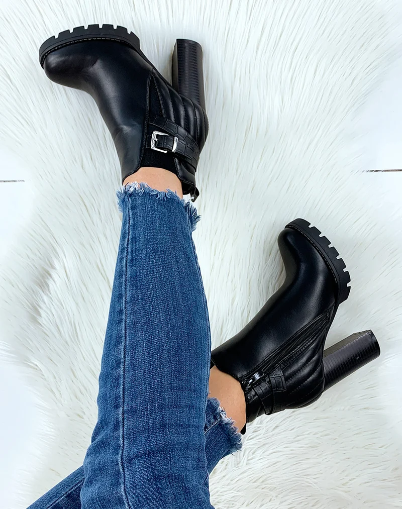Bottines à talon noires à lanière