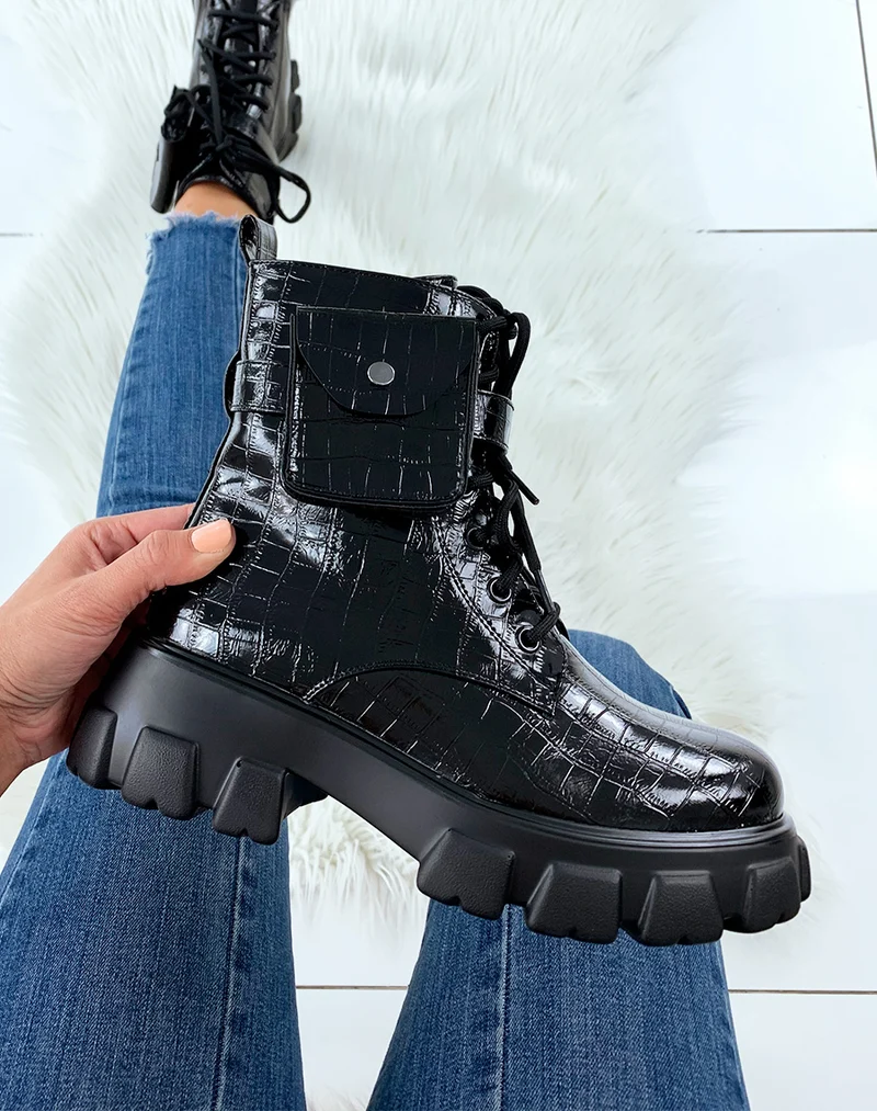 Bottines à semelle cranté effet croco à pochette noire