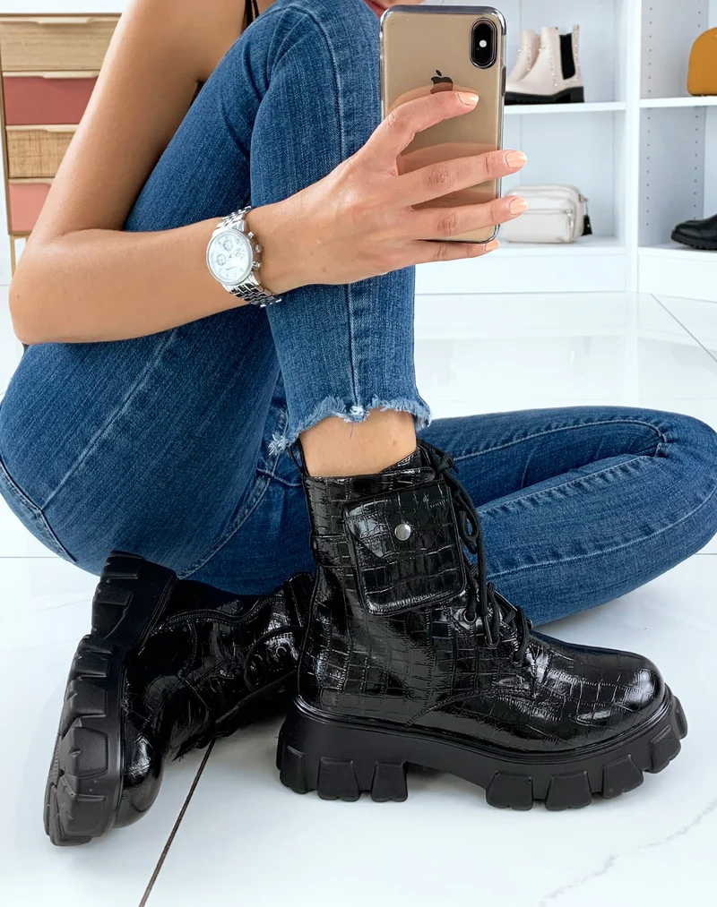 Bottines à semelle cranté effet croco à pochette noire