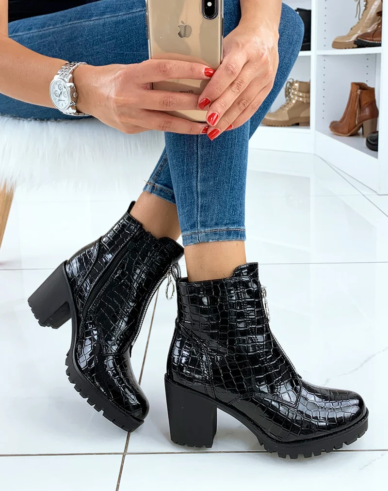 Bottines vernies noires effet croco à talon mi-haut