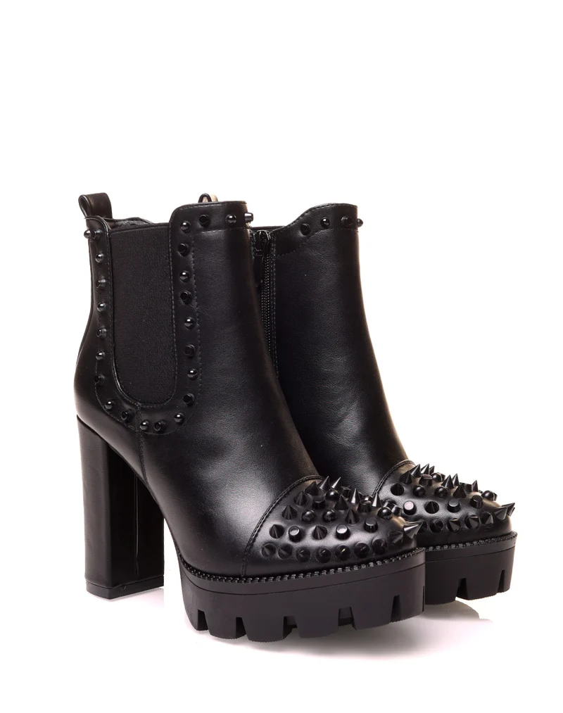 Bottines noires à talons et à semelles crantées ajourées de clous
