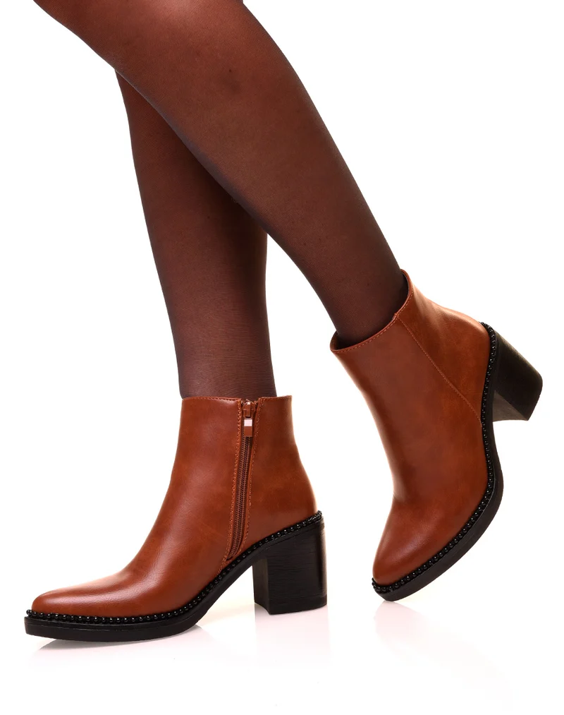 Bottines camel à talons carrés et à bouts pointus