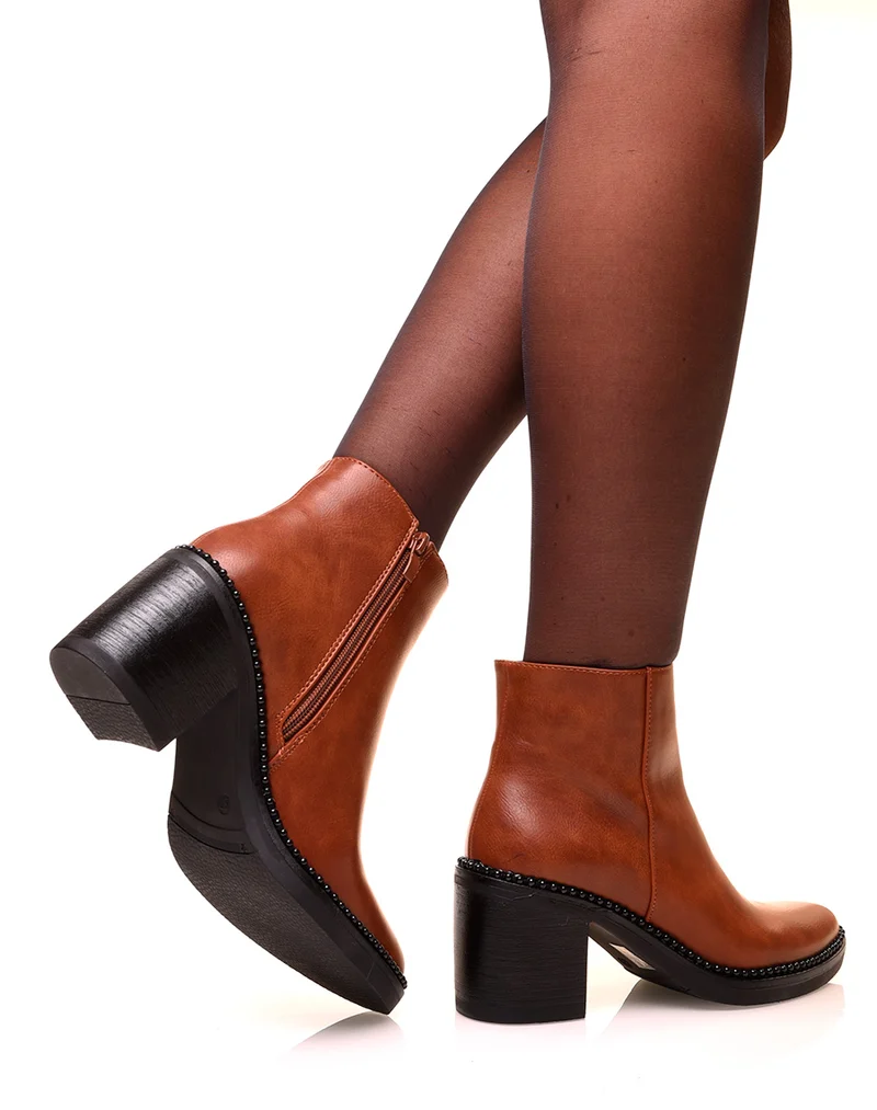 Bottines camel à talons carrés et à bouts pointus