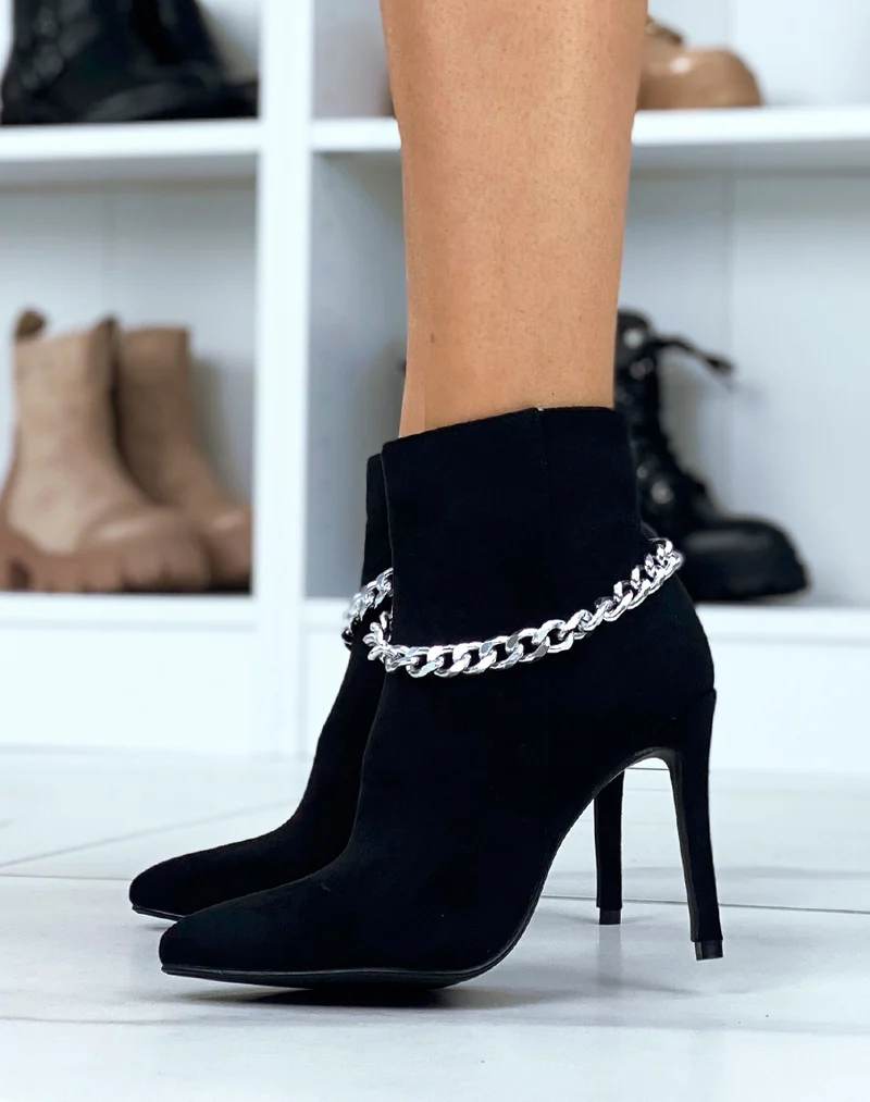 Bottines noires en suédine à talon aiguille et chaîne argentée