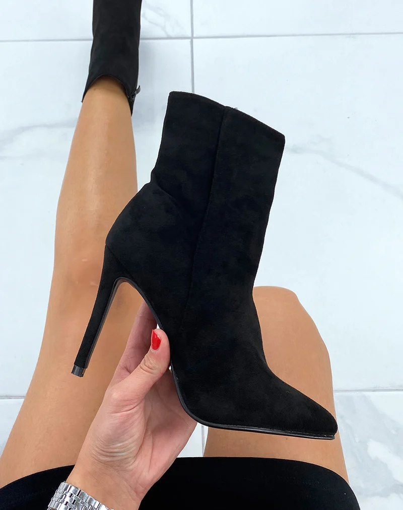 Bottines noires en suédine à talon aiguille
