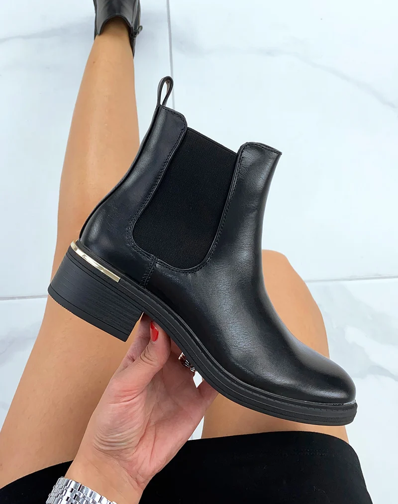 Chelsea boots noires avec détail doré