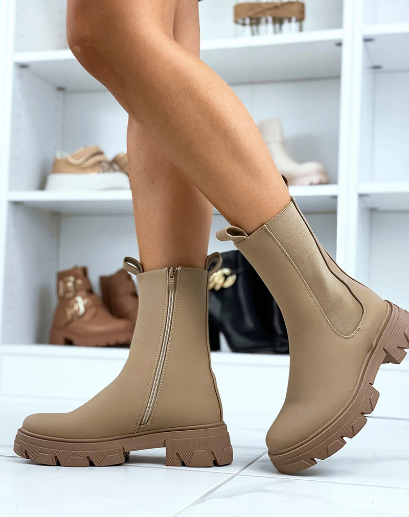 Bottines beige foncé montantes style chelsea à semelle crantée