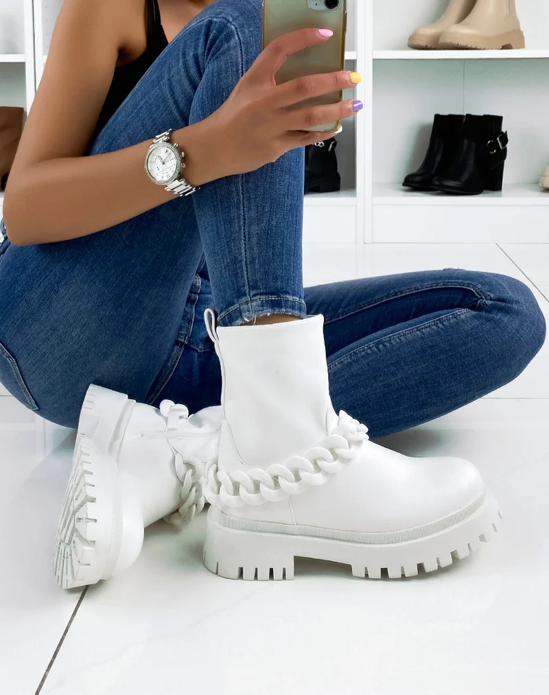 Bottines blanches effet imperméable à chaîne blanche et semelle crantée