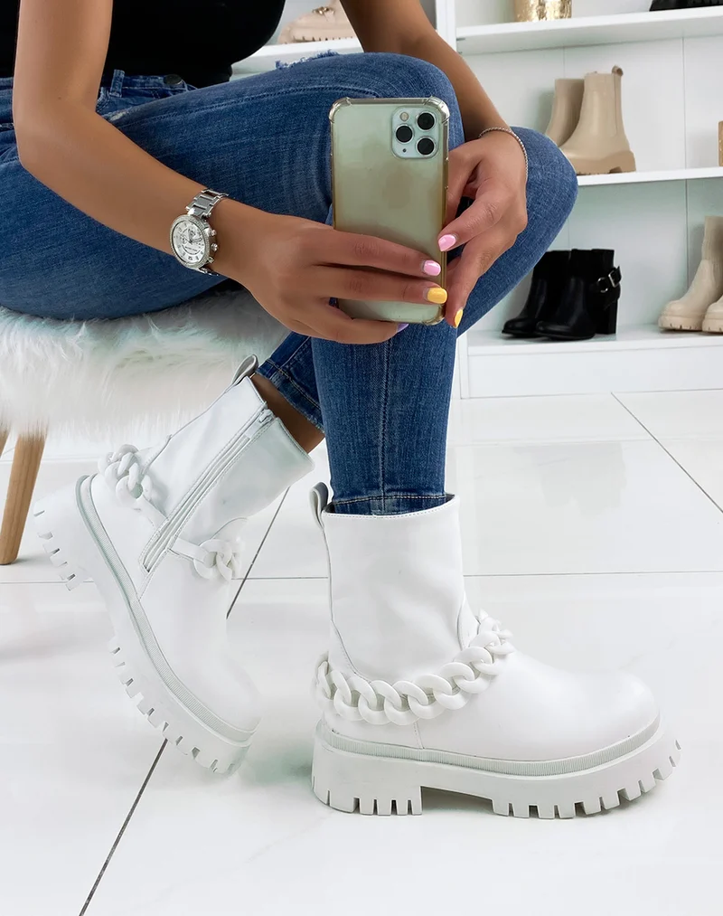 Bottines blanches effet imperméable à chaîne blanche et semelle crantée