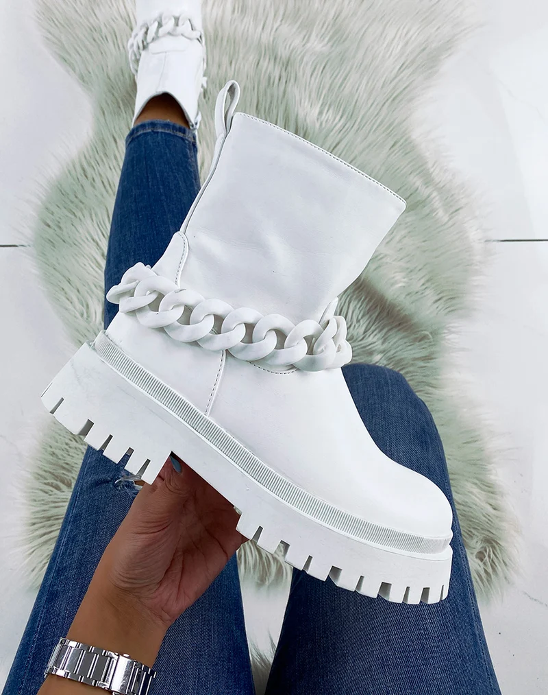 Bottines blanches effet imperméable à chaîne blanche et semelle crantée
