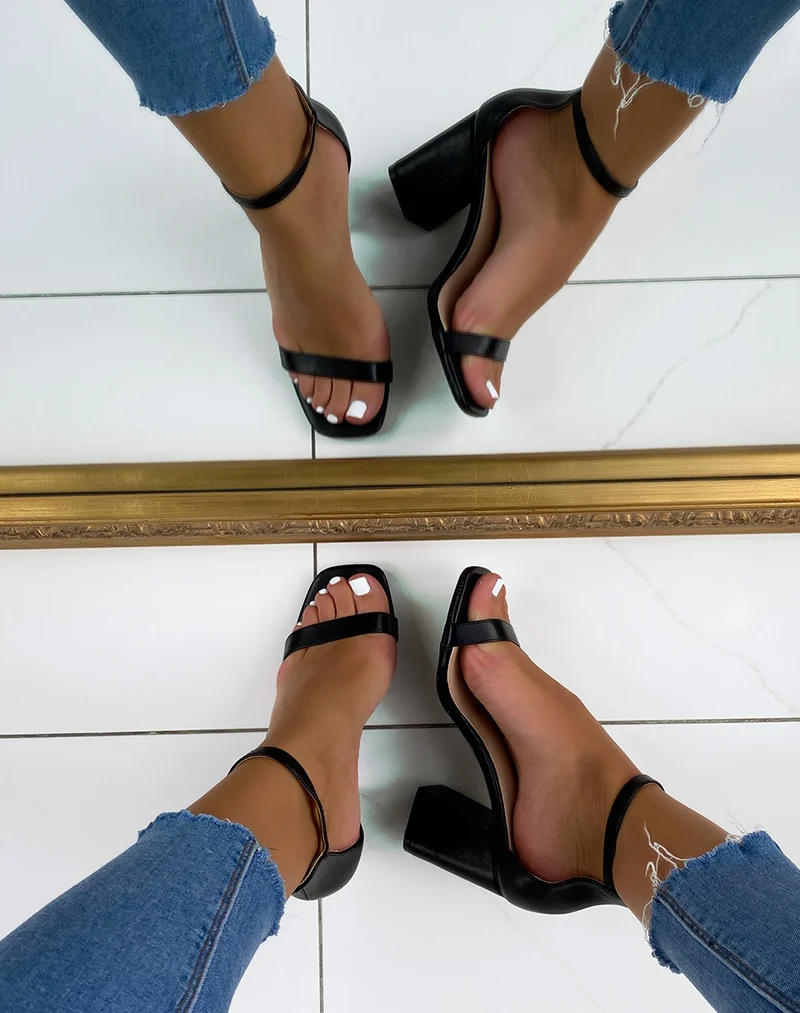 Sandales à talons noires à bout carré