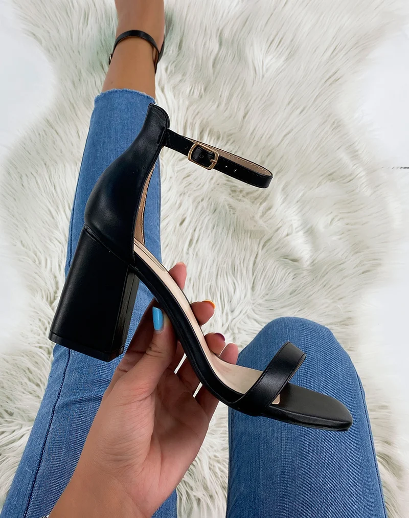 Sandales à talons noires à bout carré