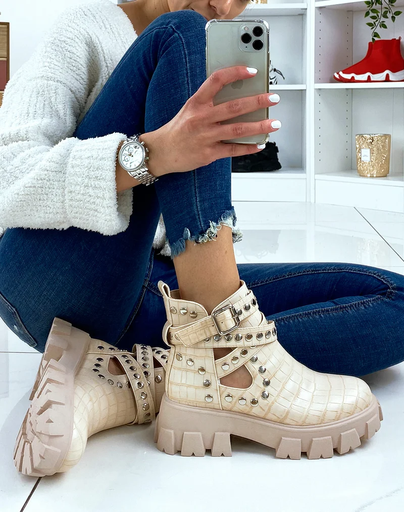 Bottines croco beiges cloutées