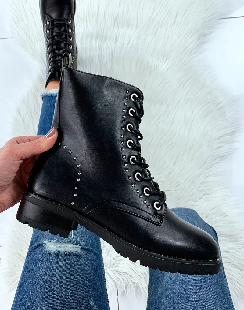 Bottines noires à lacets et détails cloutés