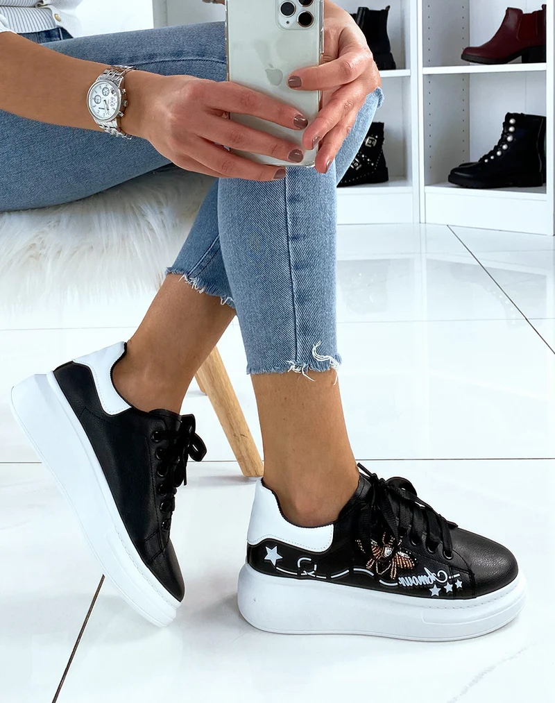 Baskets noires à plateforme ornées d’une broderie