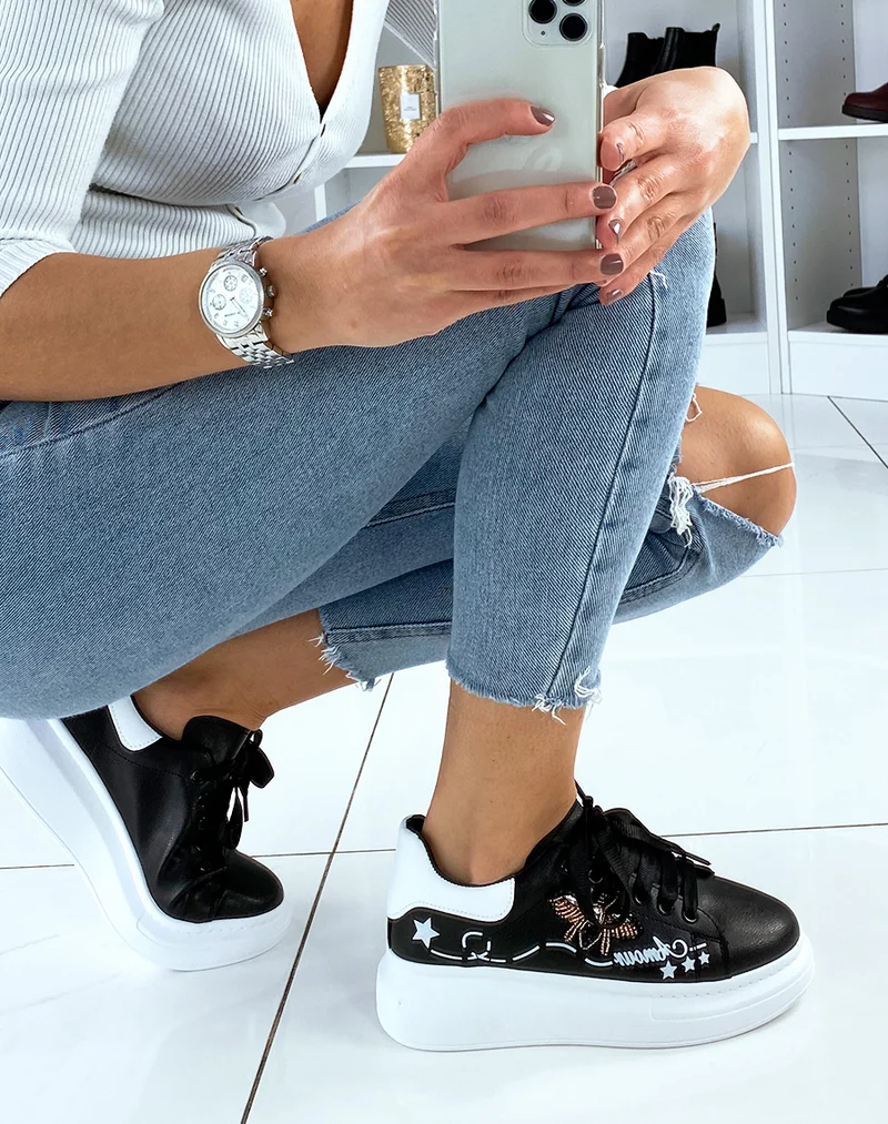 Baskets noires à plateforme ornées d’une broderie