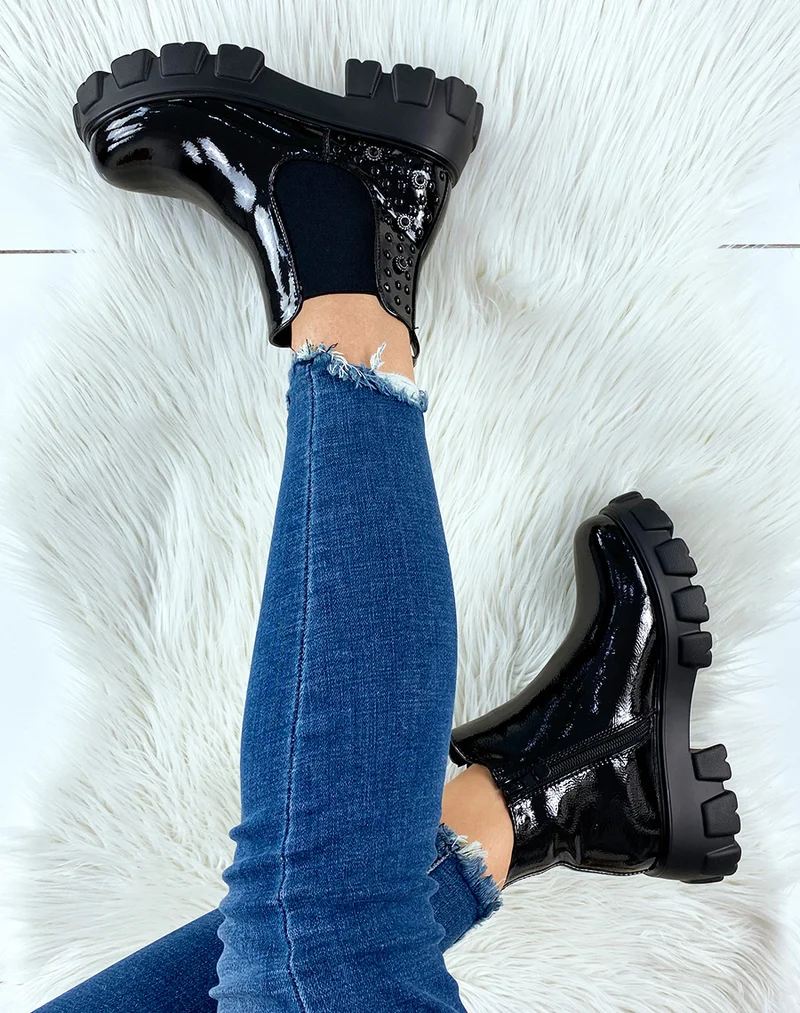 Chelsea boots noires vernies à ornements et semelles crantées