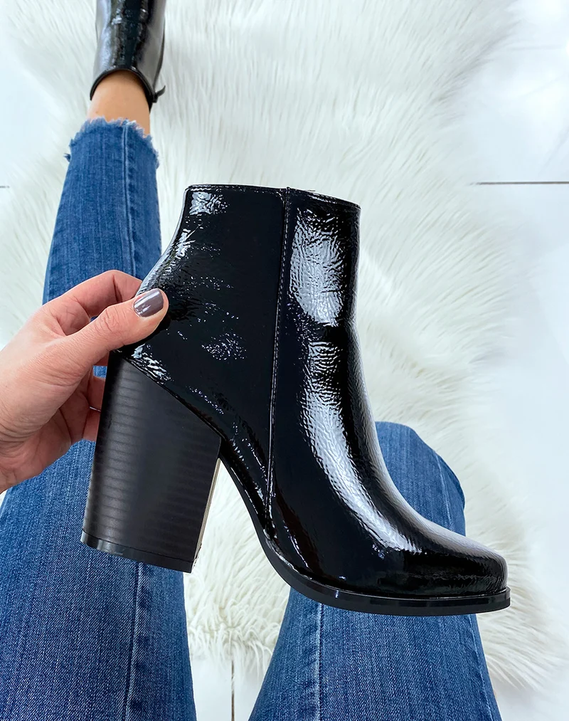 Bottines noires vernies à talons carrés