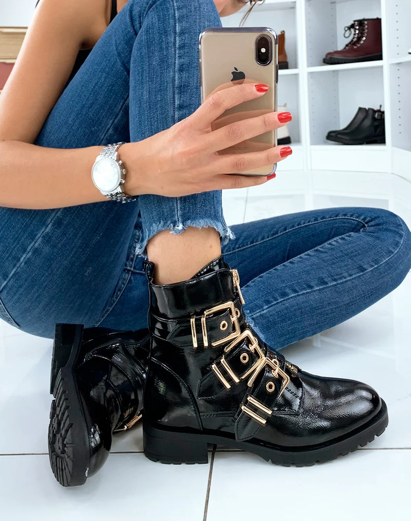 Bottines montantes vernies noires à boucles dorés