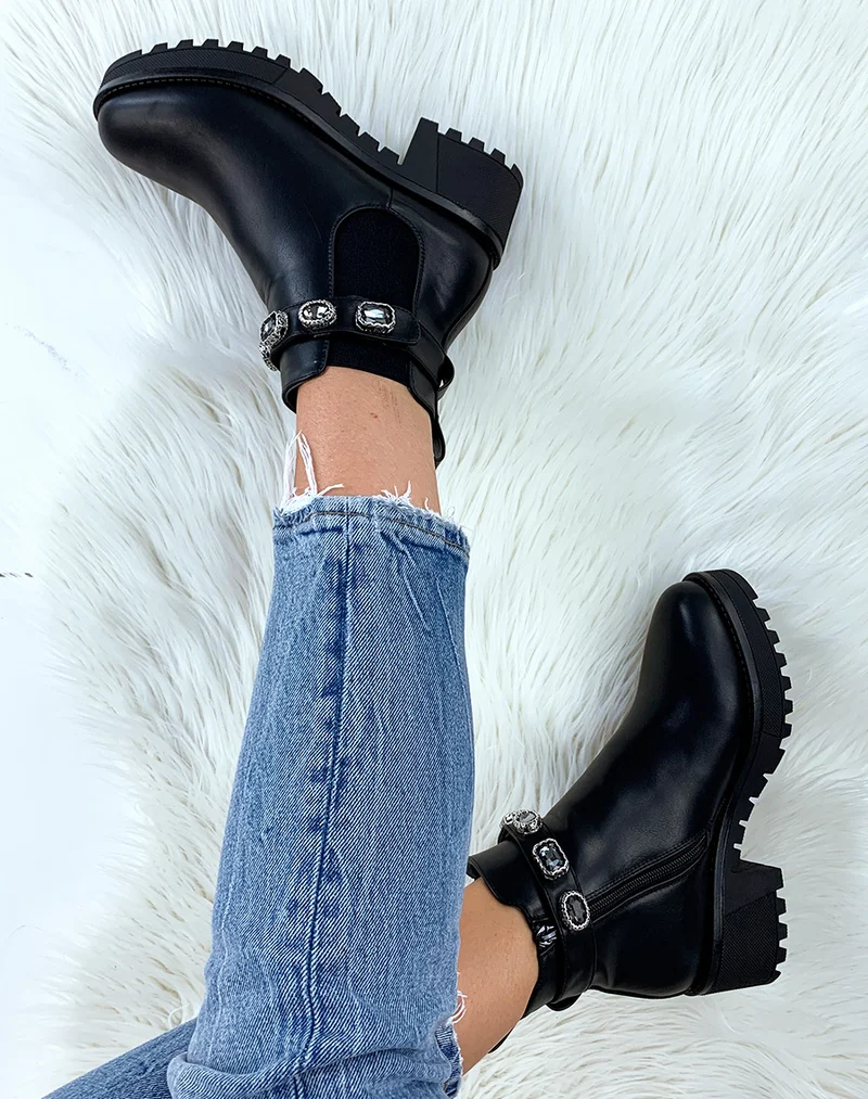 Bottines noires à sangles gros bijoux