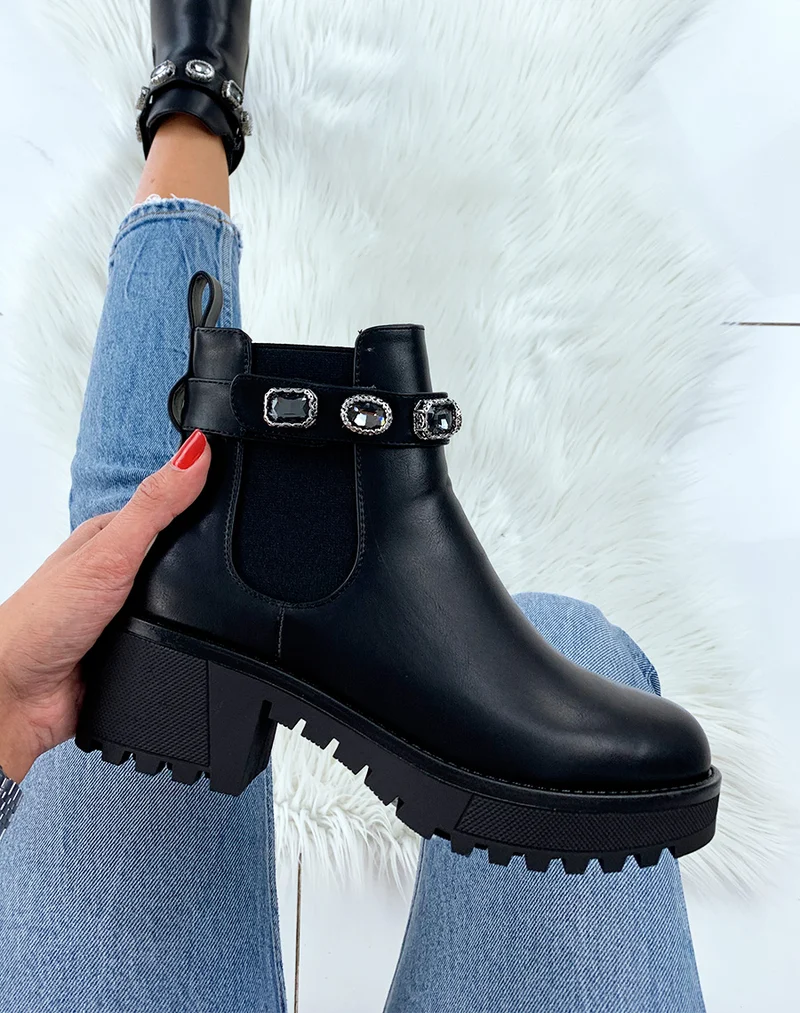 Bottines noires à sangles gros bijoux