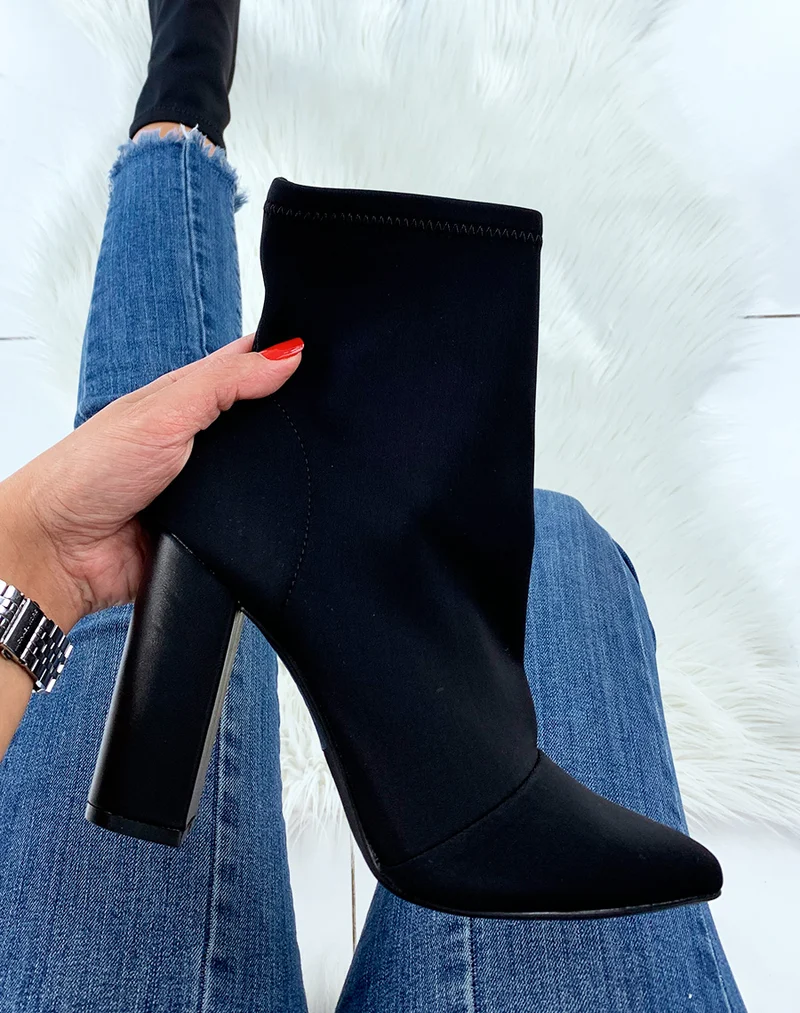 Bottines à talon noires à bout pointu