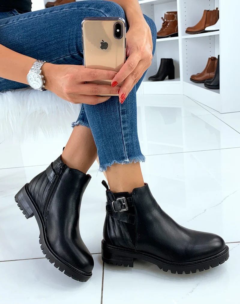 Bottines noires à sangles et intérieur rouge