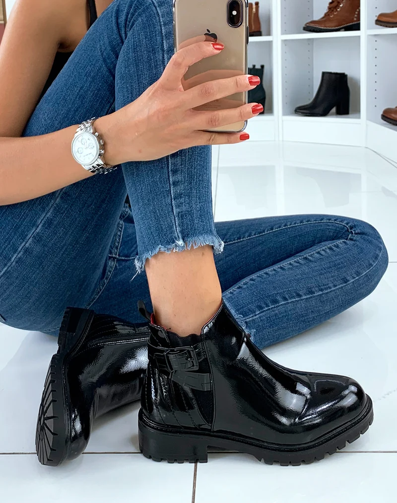 Bottines vernies noires à sangles et intérieur rouge