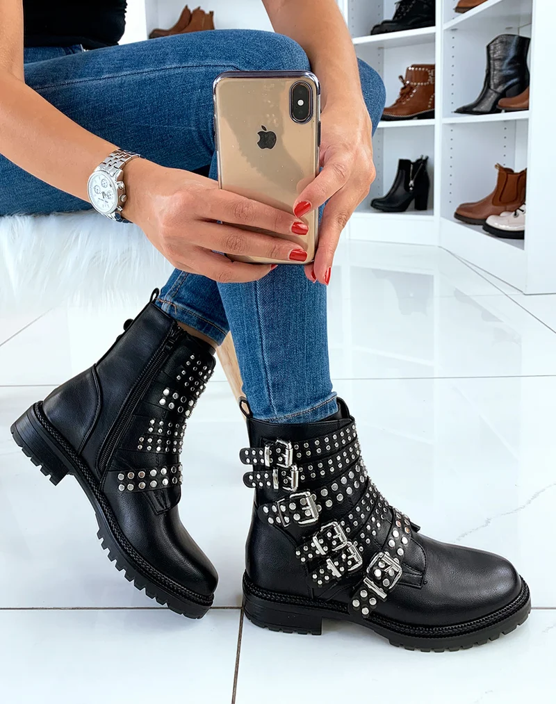 Bottines basses noires cloutées