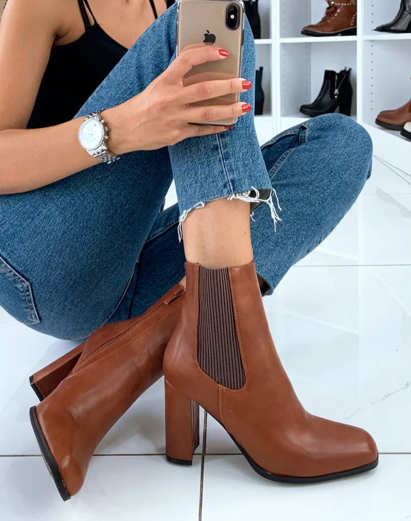 Bottines camel à talon et à bout carré