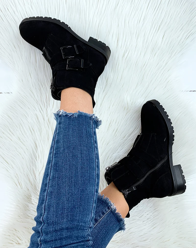Boots noirs effet suédine à sangles