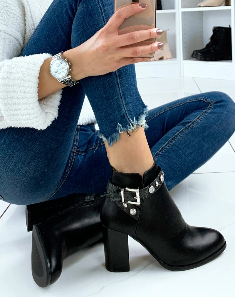 Bottines noires à talon et à fine bride croco