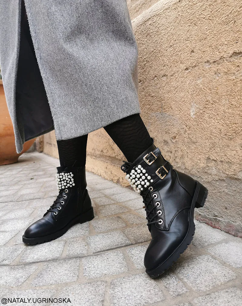 Bottines noires à lacets ornées de perles