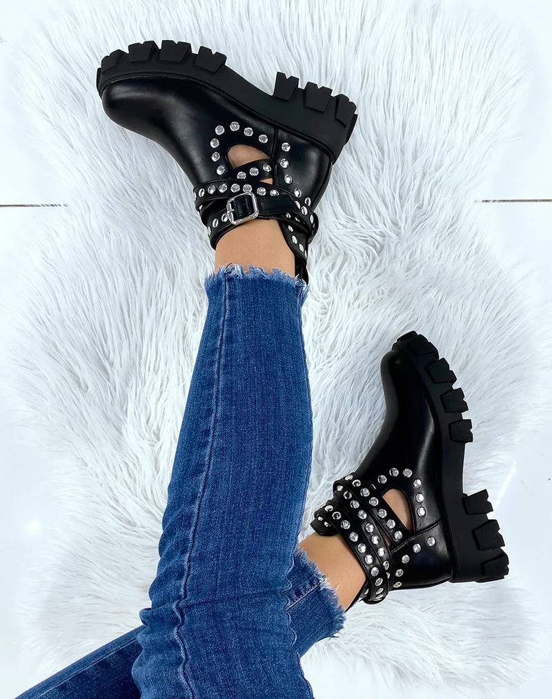 Bottines noires ouvertes cloutées à semelles crantées