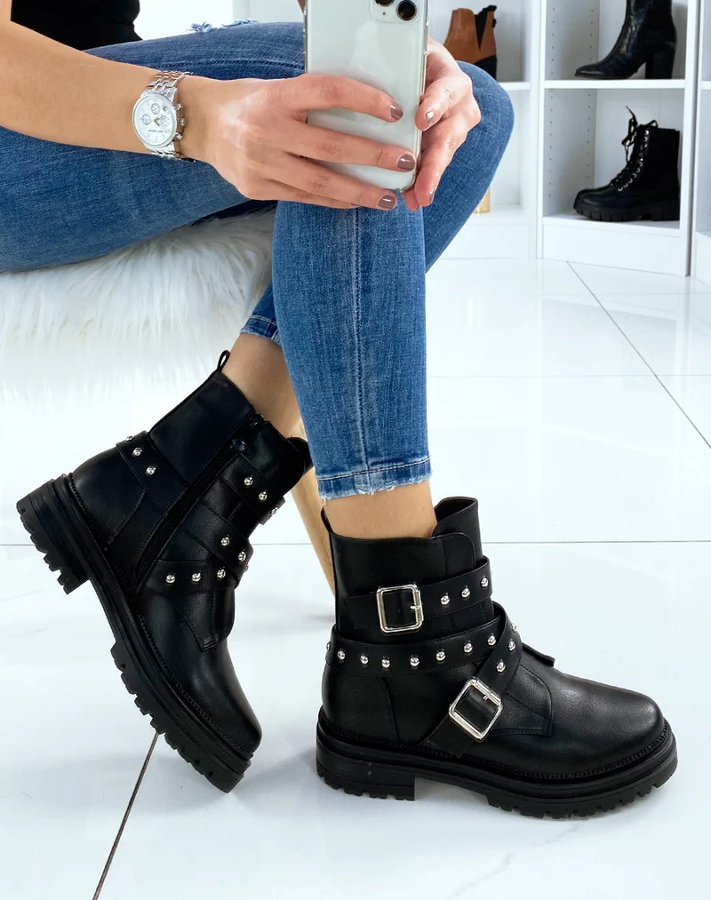 Bottines noires à sangles cloutées