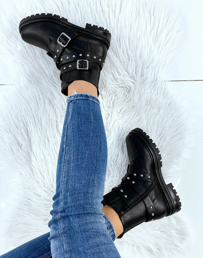 Bottines noires à sangles cloutées